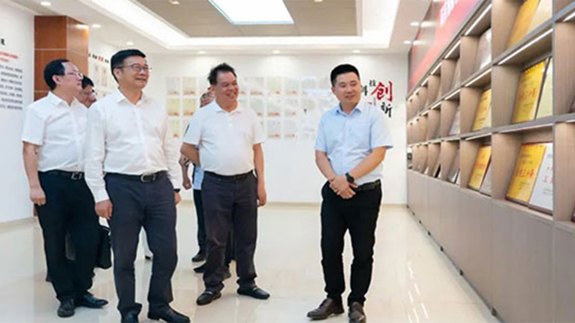 溫州灣新區(qū)黨工委書記、管委會(huì)主任周一富走訪浙江石化閥門有限公司